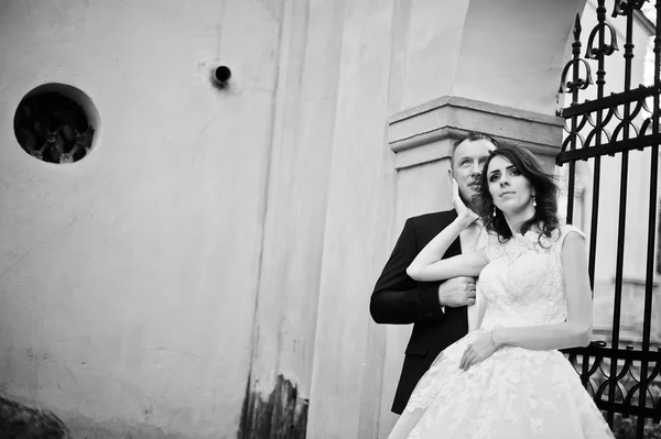 Couple newlyweds on stone — Stock Photo, Image