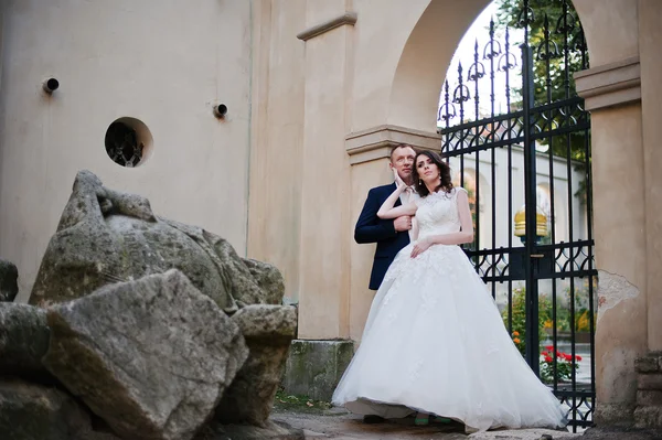 Couple newlyweds on stone — Stock Photo, Image