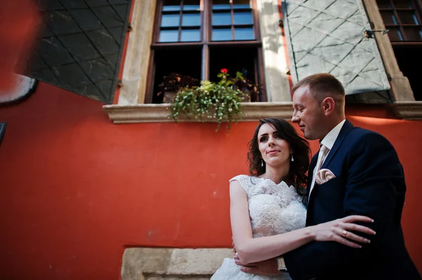 Casamento casal fundo laranja parede de casa com vitória original — Fotografia de Stock