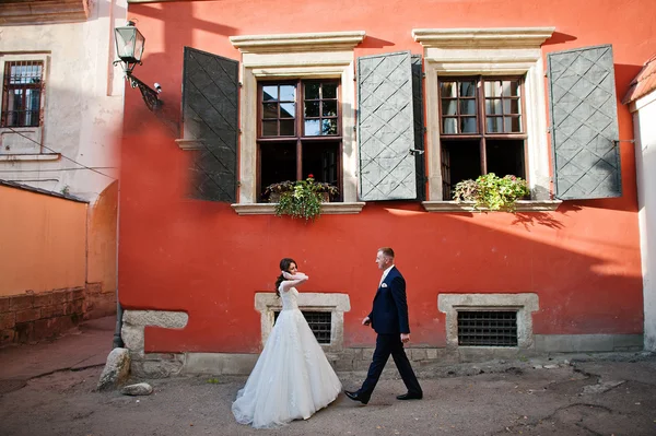 Casamento casal fundo laranja parede de casa com vitória original — Fotografia de Stock