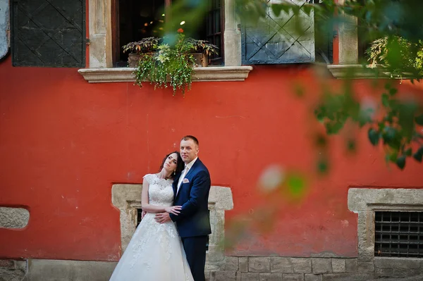 Свадебная пара фон оранжевая стена дома с оригинальной победы — стоковое фото