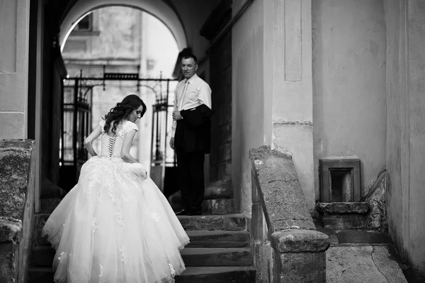 Bruid en bruidegom op trappen van huis met tonnel — Stockfoto