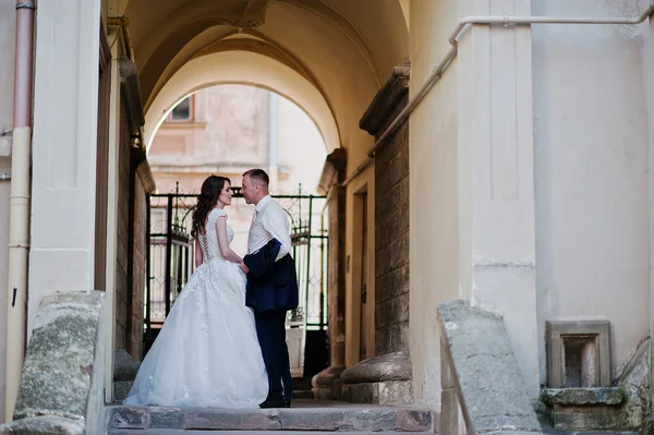 Marié et mariée sur les escaliers de la maison avec tonnel — Photo