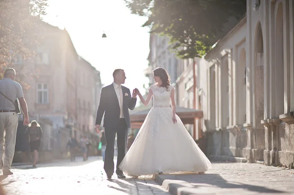Весільна пара на заході сонця міських вулиць — стокове фото