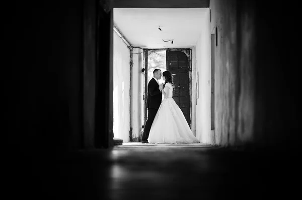 Appena sposati all'ingresso di un antico edificio — Foto Stock