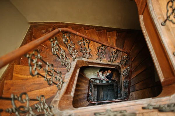 Casou-se nas escadas de madeira de um edifício antigo — Fotografia de Stock