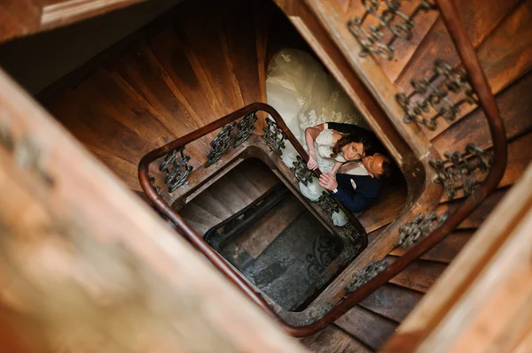 그냥 고 대 건물의 나무 계단에서 결혼 — 스톡 사진