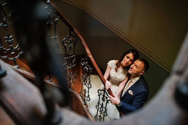 Только что женился на деревянной лестнице древнего здания — стоковое фото