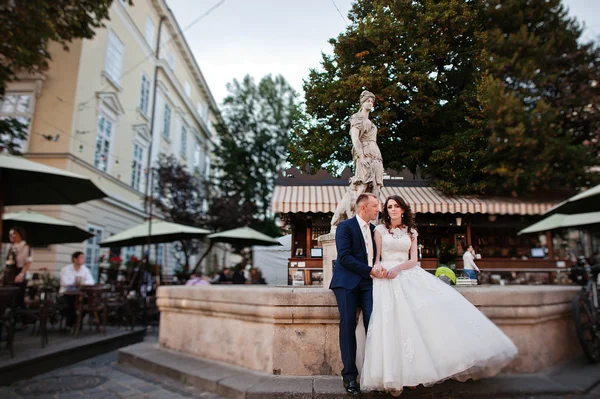 Happy wedding couple looked each other close up — Stock Photo, Image