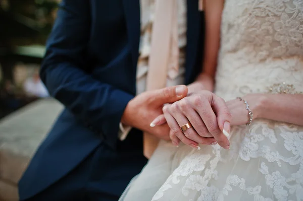 Handen van bruidspaar — Stockfoto