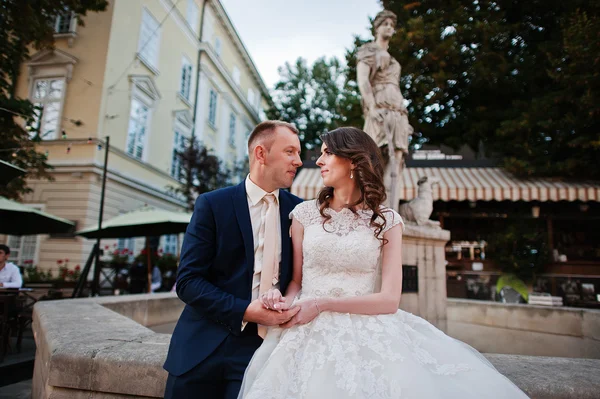 Walking par nära monument i fontän — Stockfoto