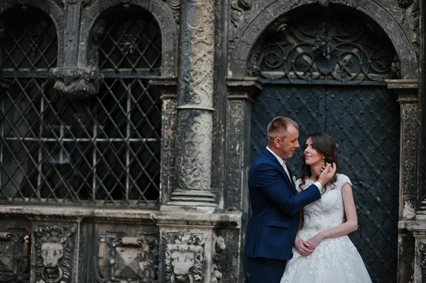 Bröllop par bakgrunden gamla oratory — Stockfoto
