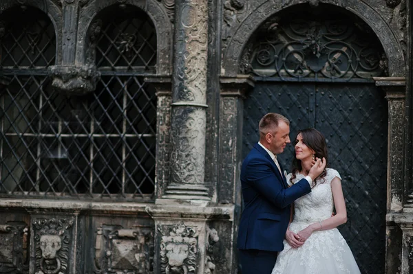 Hochzeitspaar Hintergrund alten Oratorium — Stockfoto