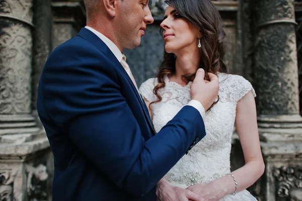 Casamento casal fundo velho oratório — Fotografia de Stock