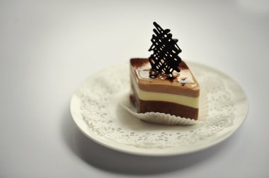 tatlı kek yemek üzerine beyaz izole