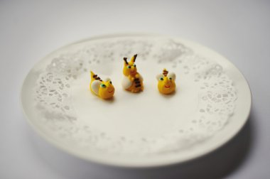 Üç Arı gıda üzerinde beyaz izole tatlı şekerler