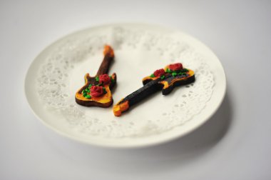 beyaz izole iki gitar gıda tatlı şekerler