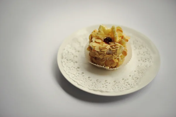 Сладкие торты пищи изолированы на белом — стоковое фото