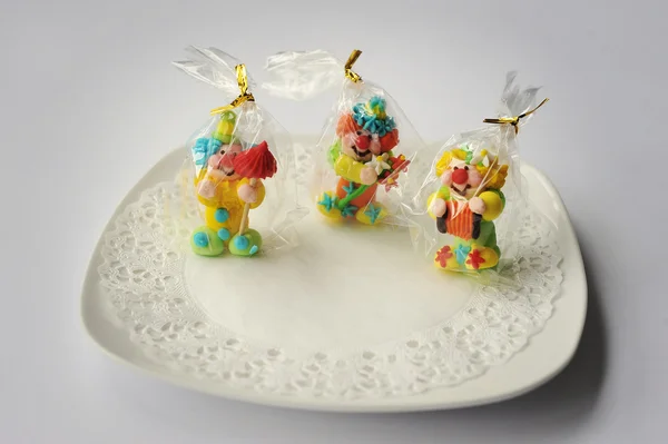 Сладкие конфеты из трех клоунов еда изолирована на белом — стоковое фото