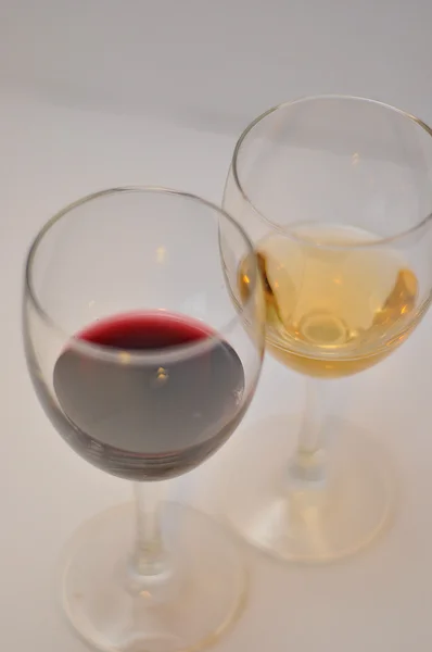 Δύο ποτήρια κόκκινο και λευκό κρασί απομονωθεί σε λευκό — Φωτογραφία Αρχείου