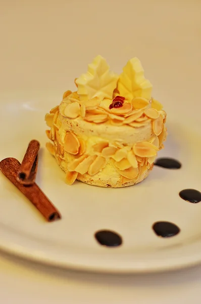 Gâteaux sucrés nourriture isolée sur blanc — Photo