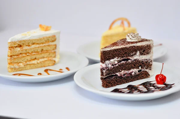 Comida de bolos doces isolada em branco — Fotografia de Stock