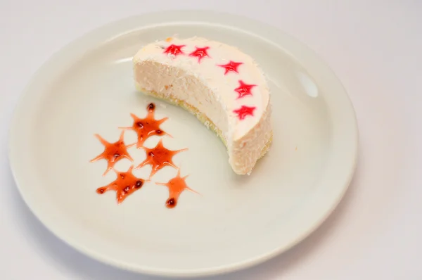 Сладкие торты пищи изолированы на белом — стоковое фото