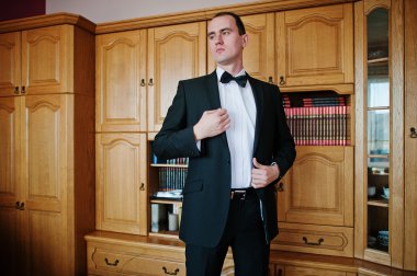 Onun odasında genç zarif damat