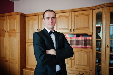 Onun odasında genç zarif damat