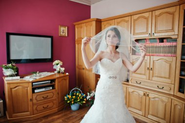 Genç sevimli esmer gelin 