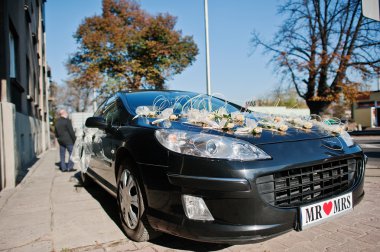 Bay ve Bayan siyah weding araba ile tabaklar