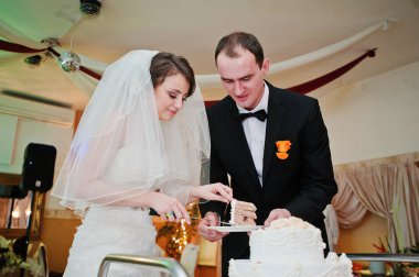 Yeni evliler düğün pastanı kesme