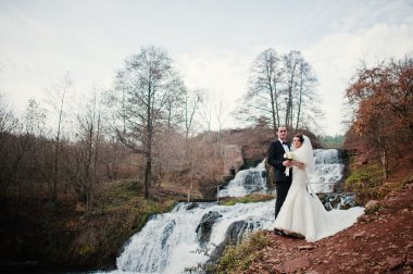 çok güzel yeni evliler şelale soğuk sonbahar günü arka plan