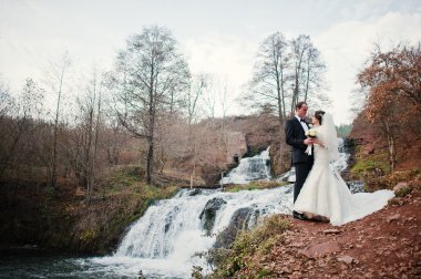 çok güzel yeni evliler şelale soğuk sonbahar günü arka plan