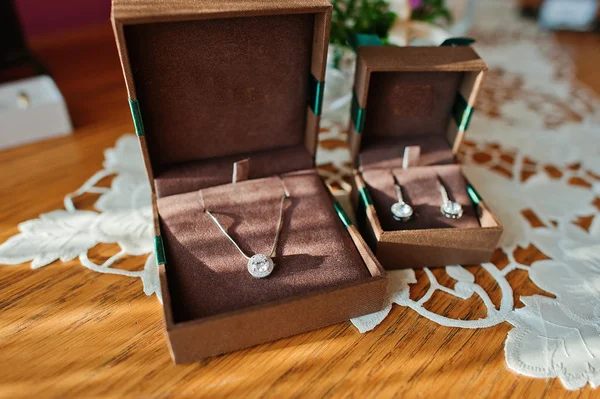 Набір розкішних сережок наречених і кулон — стокове фото