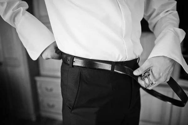 Bridegrooom pas krawat — Zdjęcie stockowe