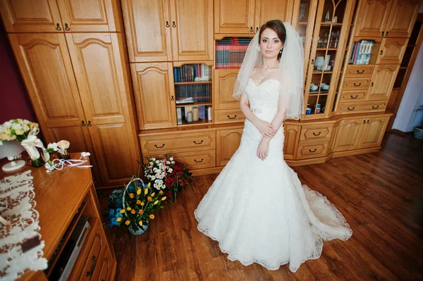 Young cute brunette bride — Stock Photo, Image