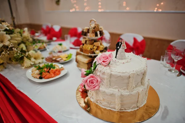 Wedding cake with figurines — Stock Photo, Image