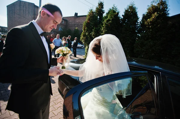 Marié donner mains mariée hors de mariage voiture — Photo