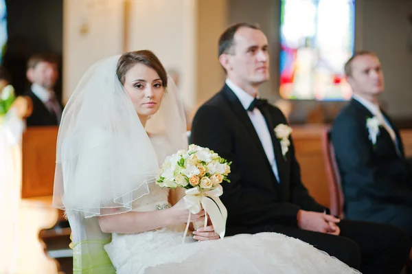 Christian wedding couple at catholic church — Stock Photo, Image