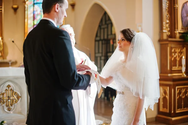 Християнська весільна пара в католицькій церкві — стокове фото