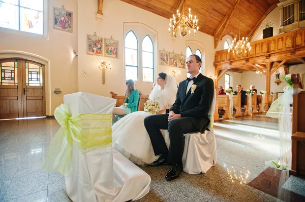 Couple de mariage chrétien à l'église catholique — Photo