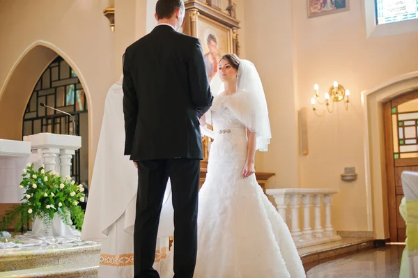 Para chrześcijańskiej ślub w Kościele katolickim — Zdjęcie stockowe