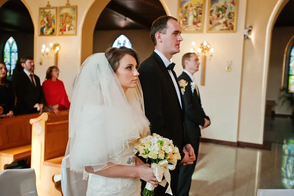 カトリック教会でキリスト教の結婚式のカップル — ストック写真