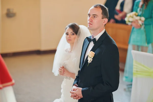 Christian wedding couple at catholic church — Stock Photo, Image