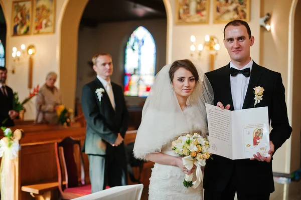 Christian wedding couple at catholic church — Stock Photo, Image