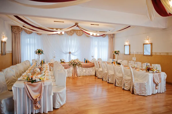 Restaurante de bodas y mesa de banquete decorada —  Fotos de Stock