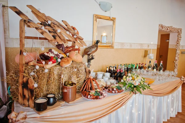 Hochzeitsrestaurant und dekorierter Banketttisch — Stockfoto