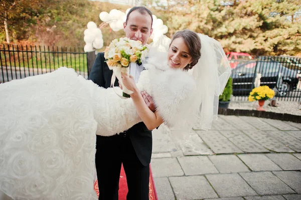 Restoran yakınında ellerinde tutan gelin damat — Stok fotoğraf