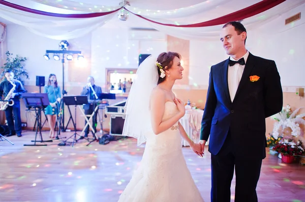 Hochzeitspaar im Restaurant — Stockfoto